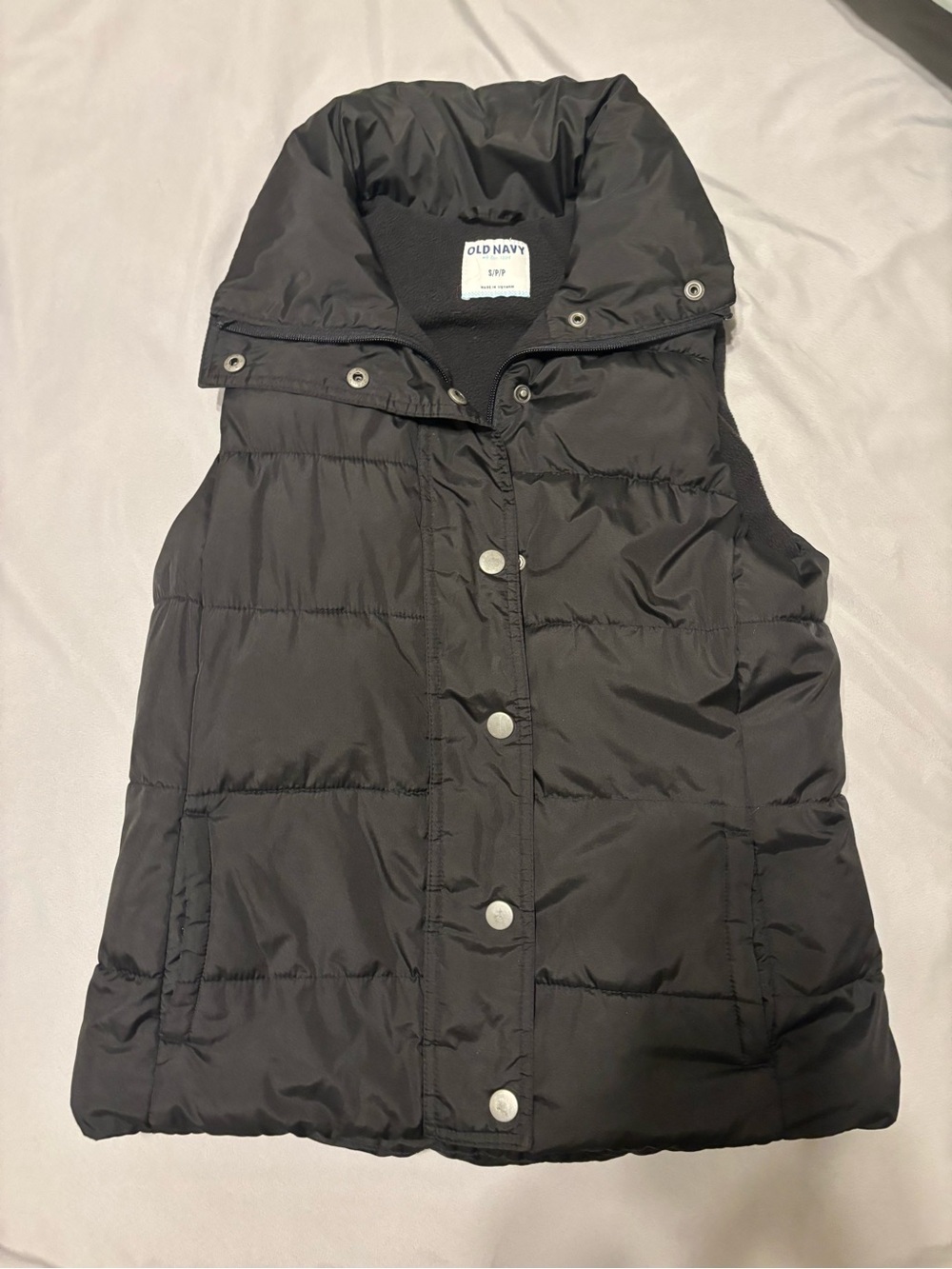Old Navy women’s black Puffer Vest